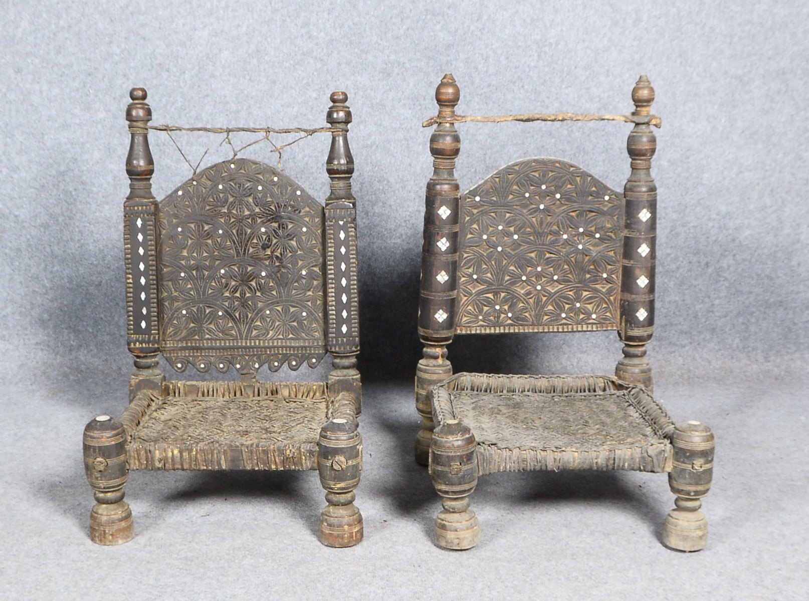 2 orientalische Stühle, wohl 19.Jh. mit markanter niedriger Sitzfläche, Holz beschnitz und partiell