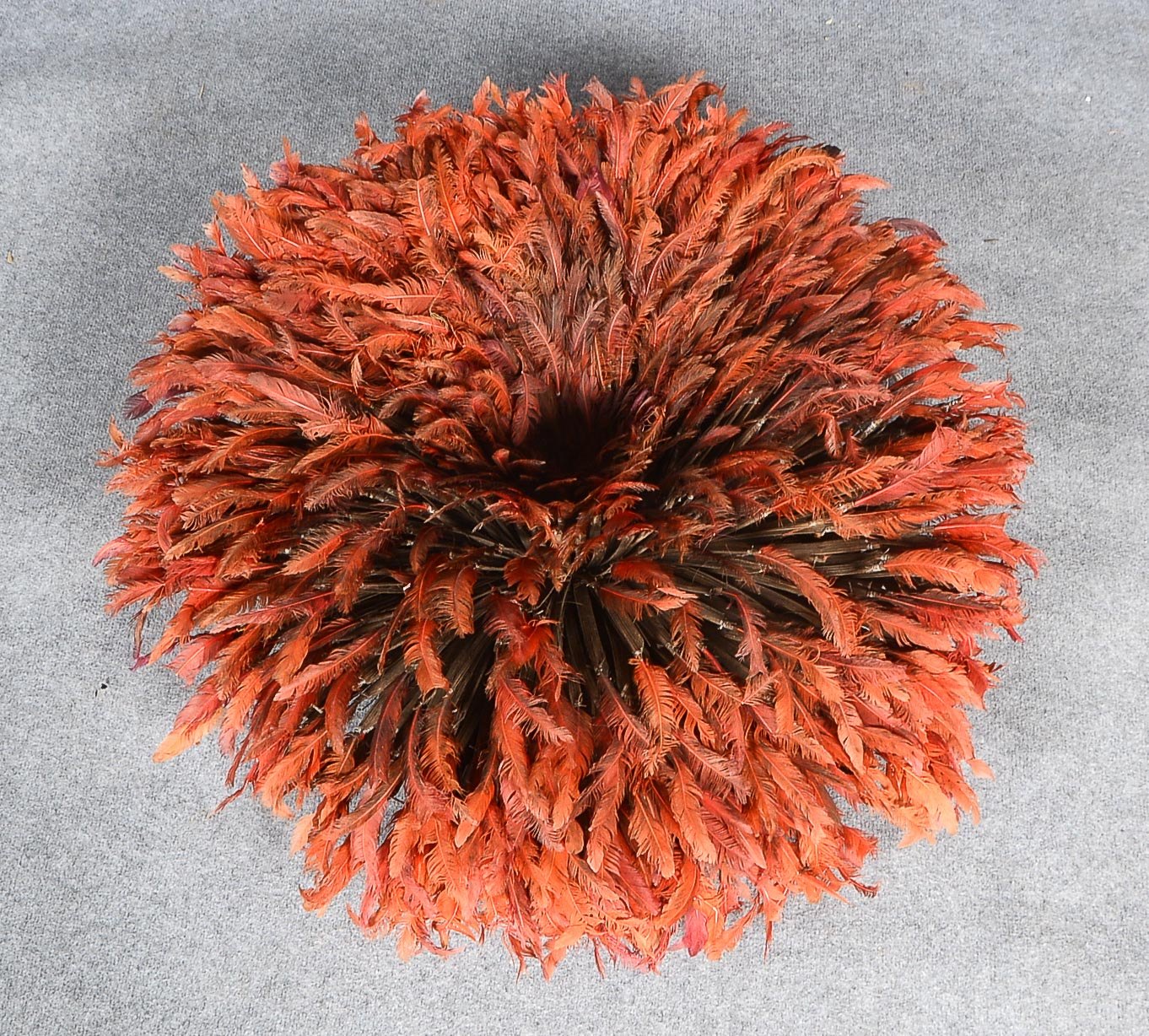 Federkopfschmuck, sog. Chapeau Juju der Bamileke, Kamerun, wird bei den Aka-Ritualen benutzt; Durchm
