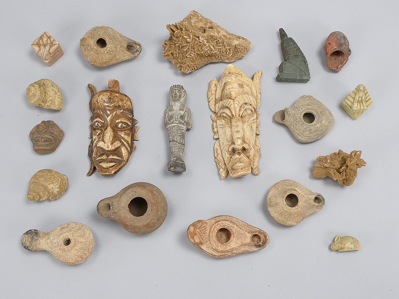 Konvolut antiker Sammelobjekte aus Ton/Stein und anderen Materialien, 19 Stück