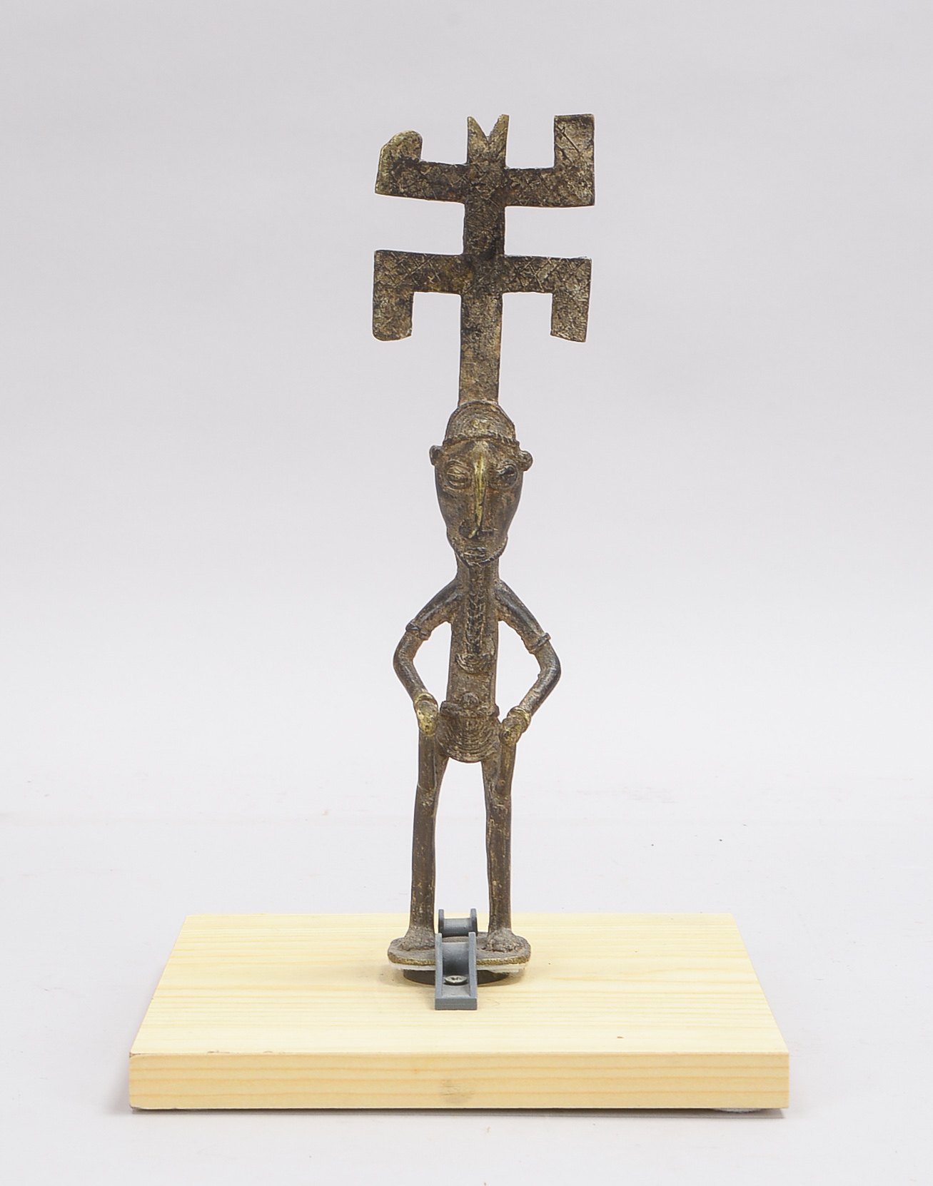 Bronzefigur, Afrika/Westafrika (vermutlich Mali Bambara), in Art einer Ahnenfigur, auf Holzplatte mo