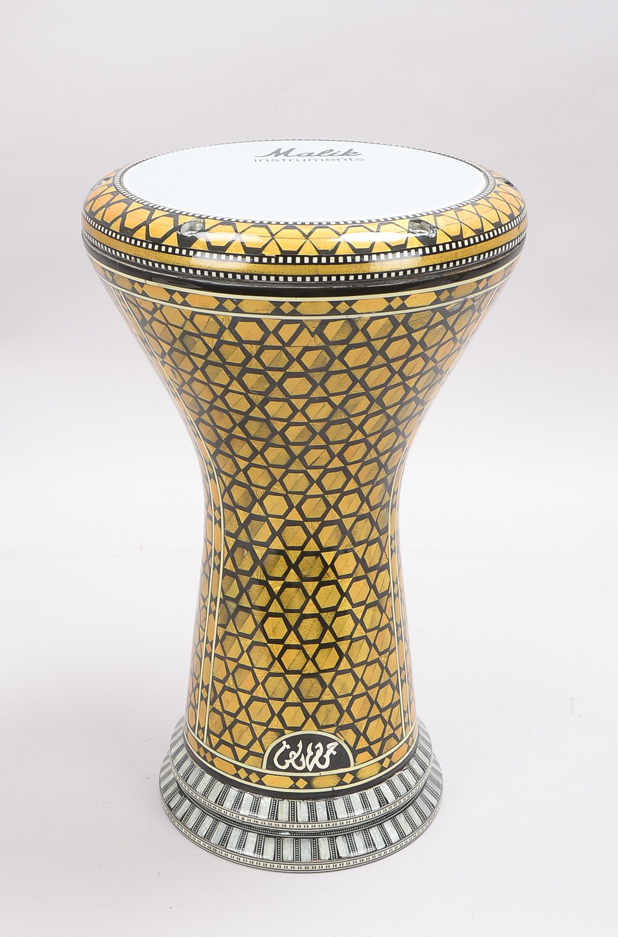 Darbuka, ägyptische Bechertrommel mit Malik-Kunstofffell, mit Ersatzfell und Hülle, Korpus mit gold-