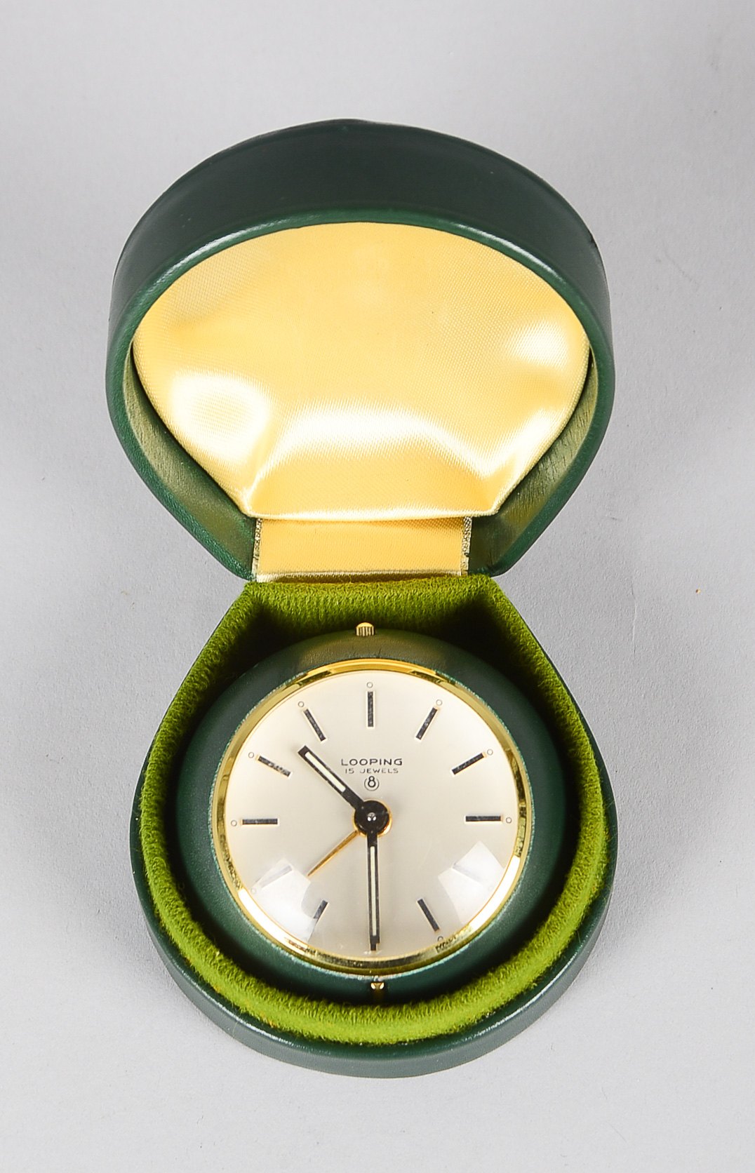 Looping Tischwecker/Reisewecker, 15 Jewels, Schweizer Handaufzugswerk, mit Lupenglas im original Etu