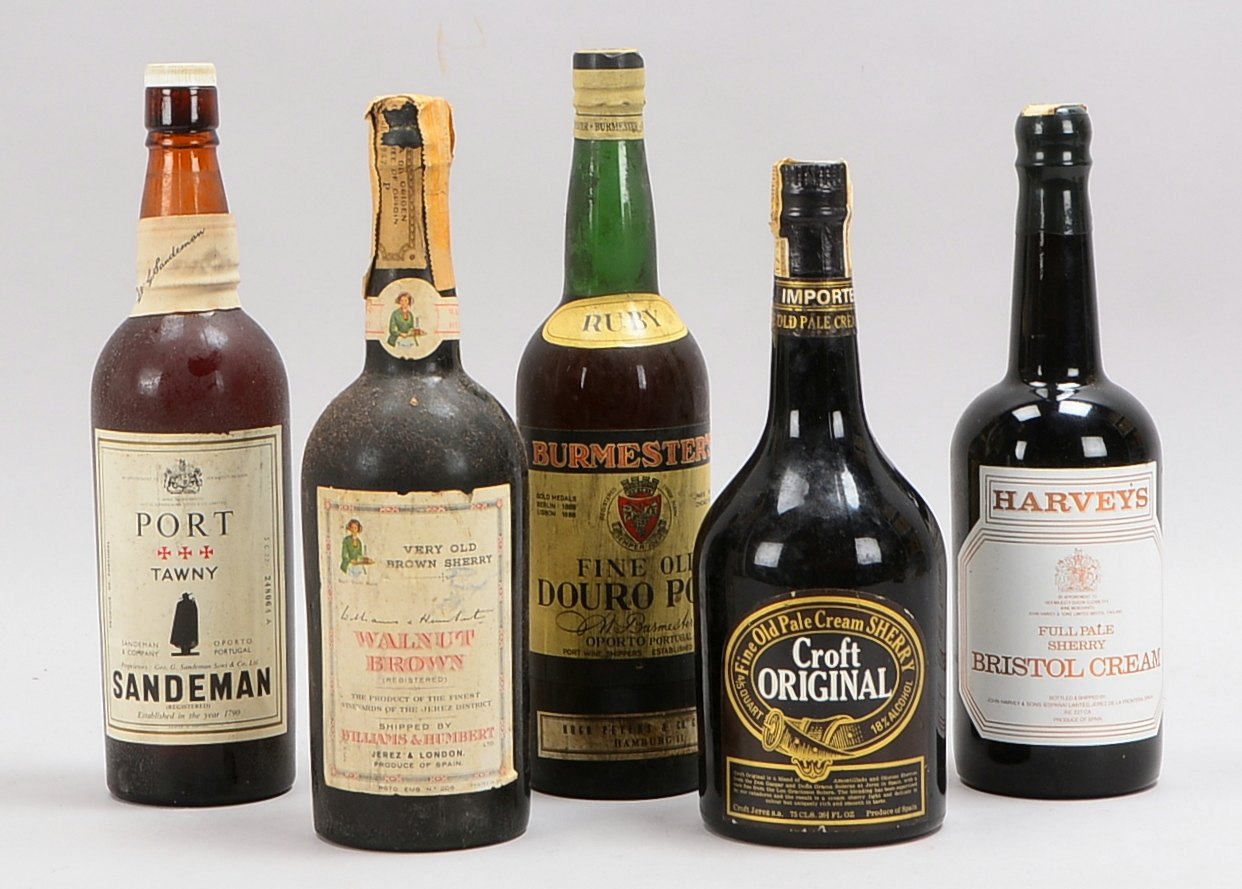 Sammler-Spirituosen, 5 Flaschen: alter Sherry und Portwein (u.a. Sherry 'Harveys Bristol Cream', Por
