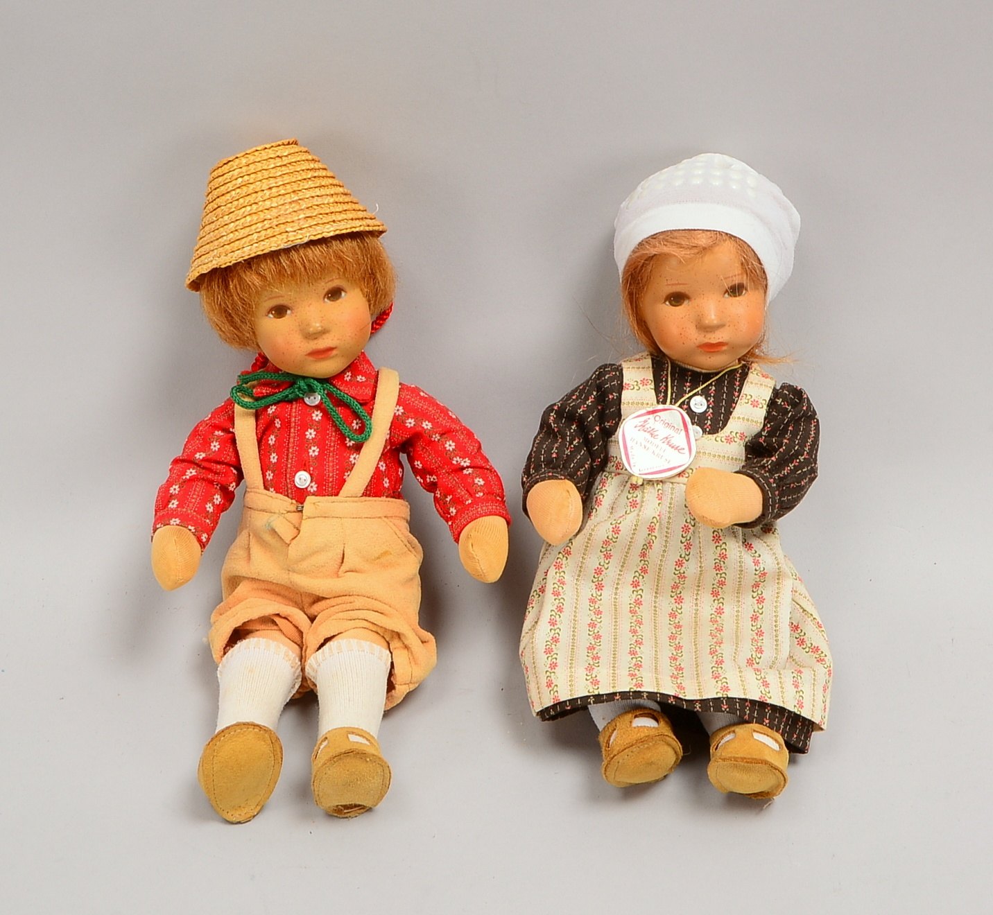 2 Sammlerpuppen, Käthe Kruse, Modell jeweils 'Hanna Kruse', Puppen mit original Bekleidung; Höhe jew