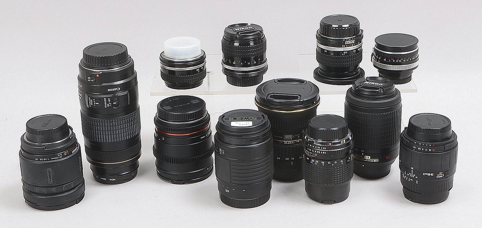 Kamearobjektiv-Konvolut, verschiedene Hersteller und Ausführungen, 12 Stück: Nikon '85 mm, 1:2'; Nik