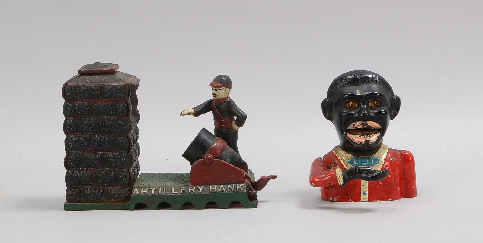 2 figürliche Sammler-Spardosen, Gusseisen, farbig gefasst, mechanische Ausführungen: 1x 'Artillery