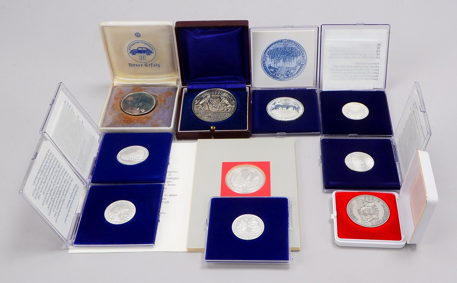 Münzsammlung: diverse Medaillen und Schautaler-Nachprägungen, dazu 3x 'Freie Hansestadt Bremen', 1x