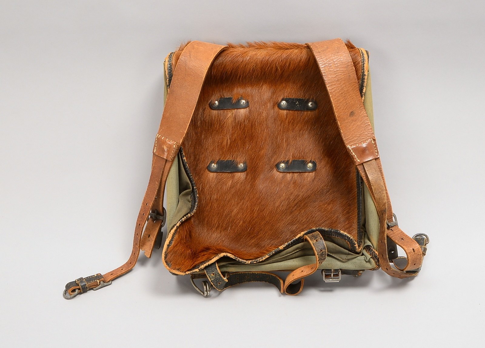 Militärrucksack (II. WK), sog. Affe; Höhe 33 cm, Breite 31 cm