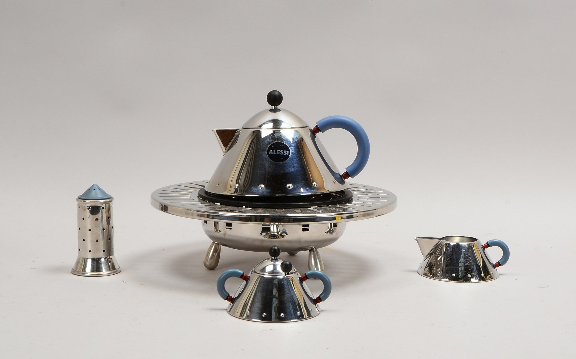 Alessi, Designer-Teeset, Edelstahl poliert: Kanne, Zucker/Sahne, Rechaud, 2x Streuer