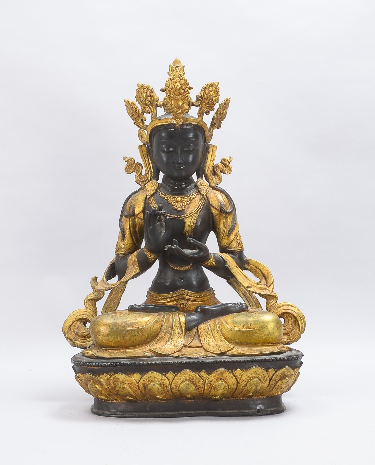 Große antike Bronzeskulptur (sino-tibetisch), 'Weiße Tara', Bronze mit dunkler Patina/partiell vergo