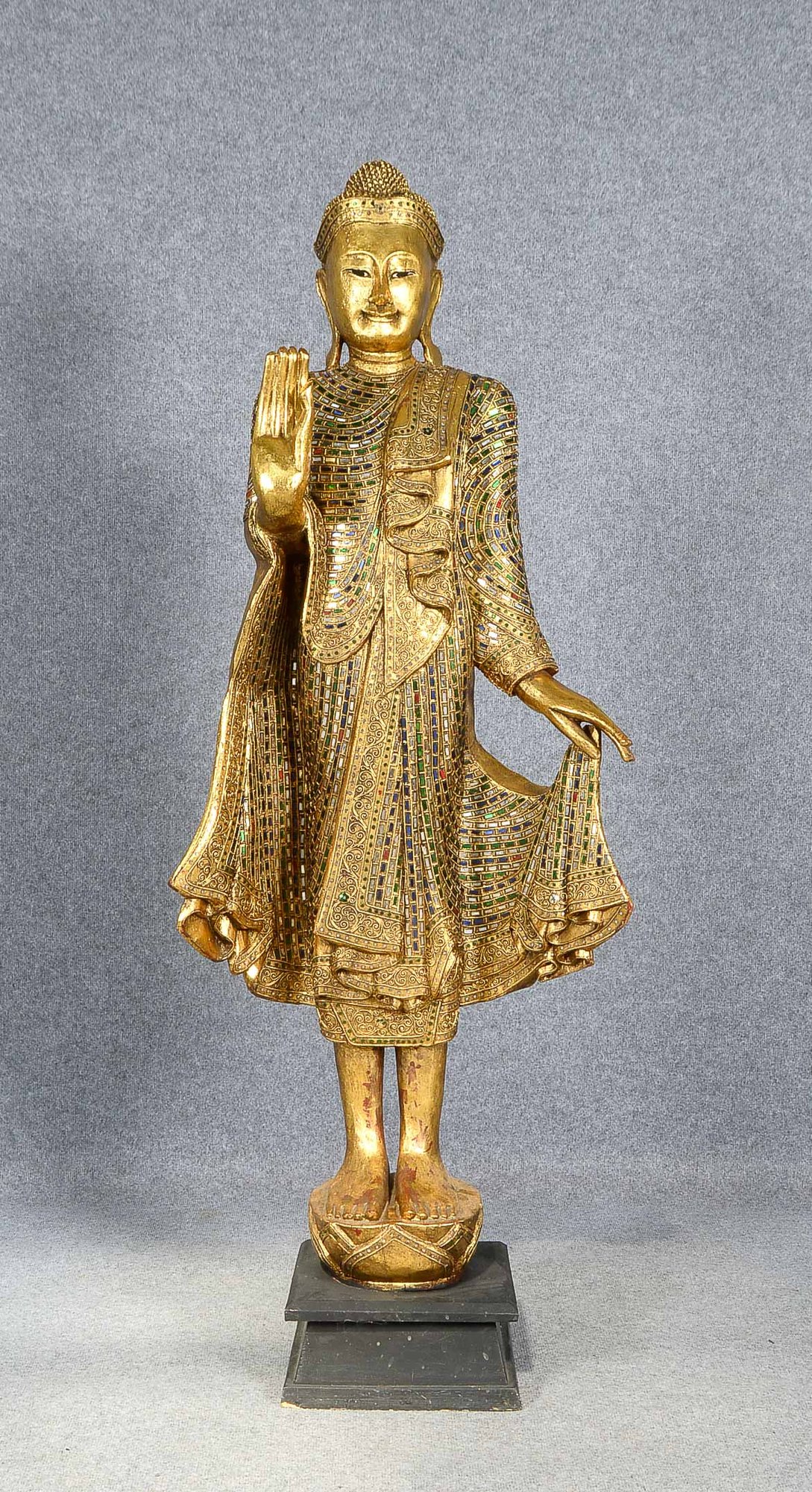 Große Holzstatue (im Mandalay-Stil), 'Stehender Buddha' - rechte Hand in Abhaya Mudra-Geste erhoben,