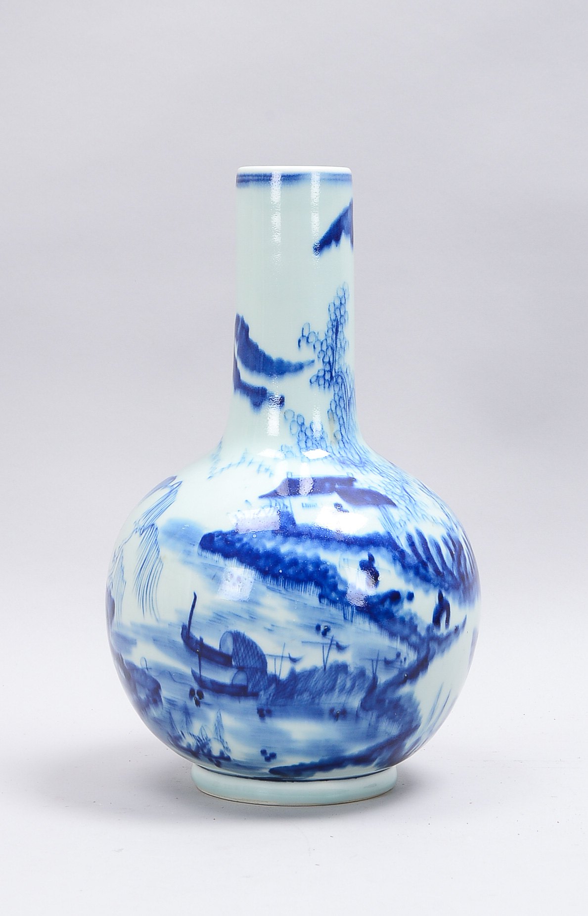 Tischvase (China - mit Doppelring-Marke), Wandung umlaufend mit Unterglasurdekor in Blau ('Landschaf