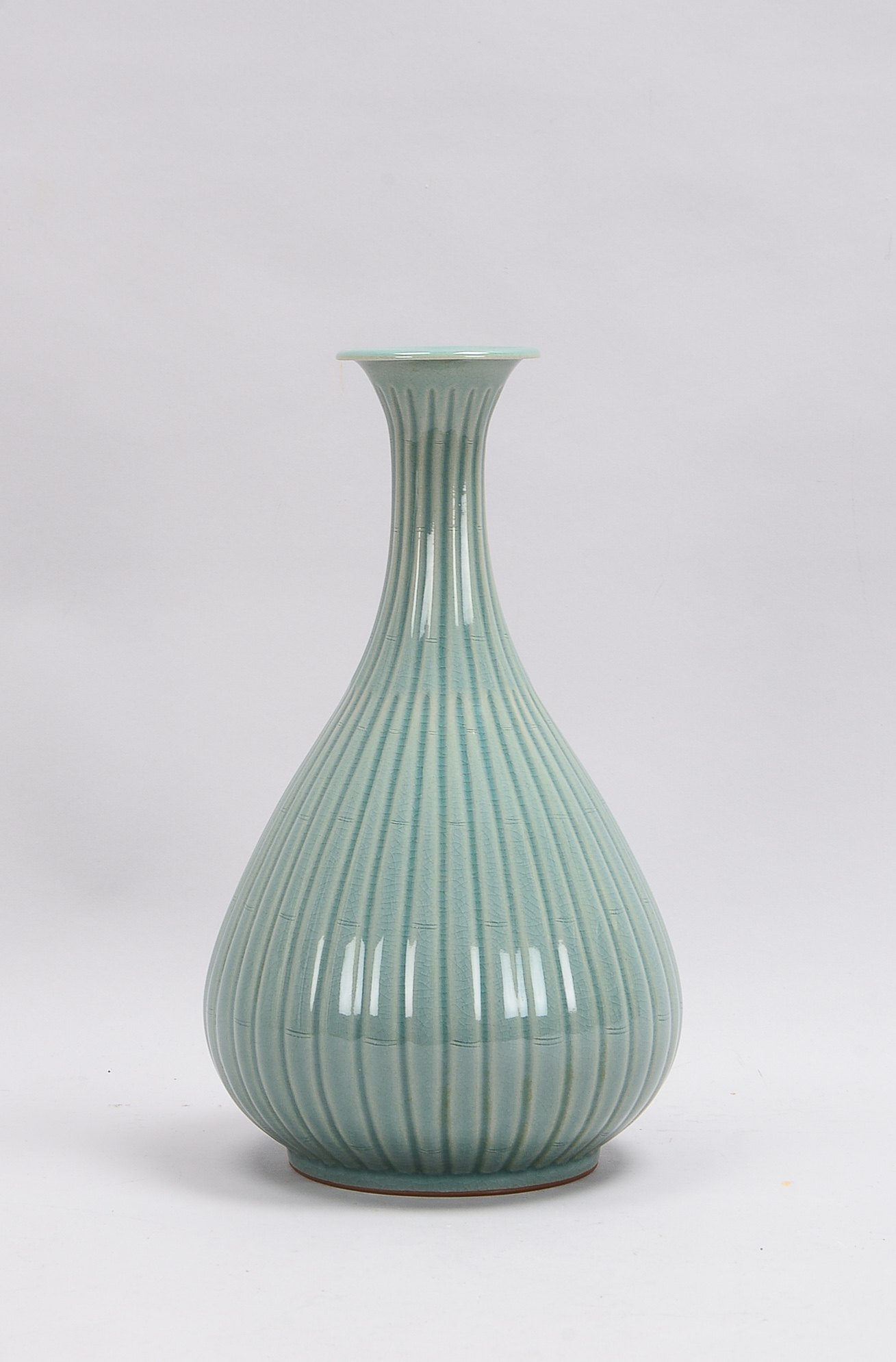 Seladon-Tischvase (Korea, 20. Jahrhundert - im Stil der Goryeo-Dynastie), birnenförmiger Korpus, ger