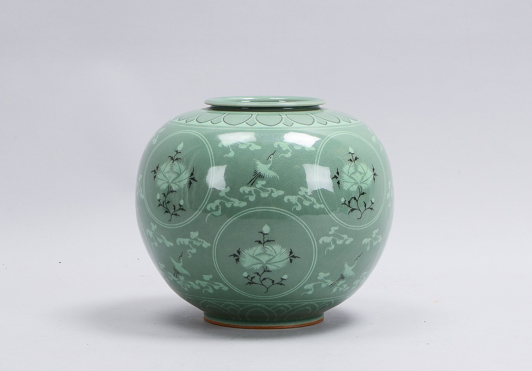 Seladon-Tischvase (Korea, 20. Jahrhundert - im Stil der Goryeo-Dynastie), bauchige Form, Wandung uml