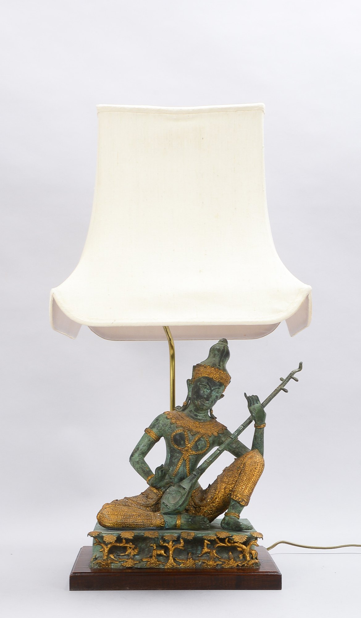 Tischlampe (Indonesien), figürlicher Bronzeschaft ('Lautenspielerin'), partiell vergoldet, Lampe mit