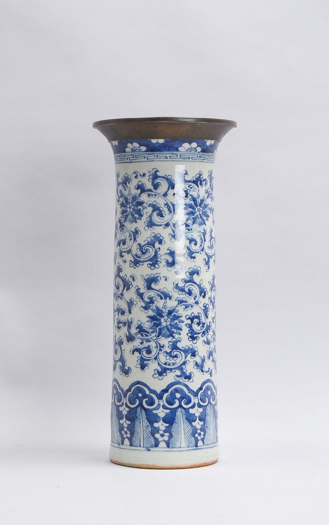Großer Pinselbecher (China - wohl Qing-Dynastie/Kangxi-Periode), Korpus umlaufend mit floralem Unter