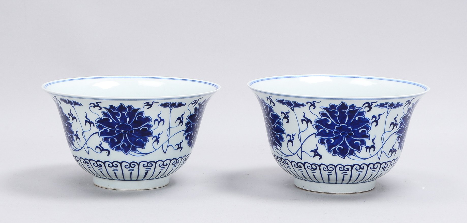 Paar Porzellanschalen (China - mit Sechs-Zeichen-Marke/wohl Republikzeit), jeweils mit Blaumalerei;