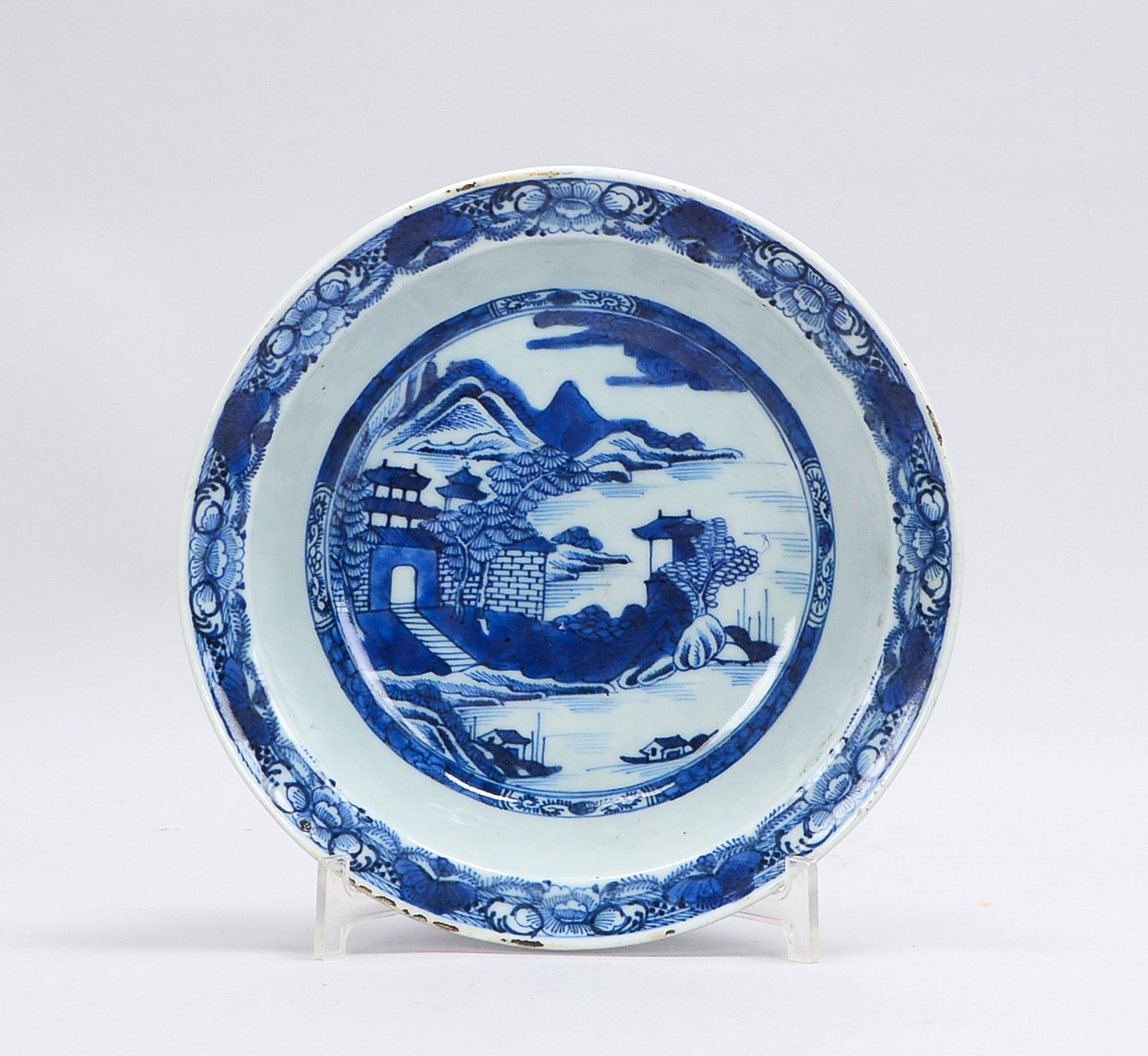 Porzellanschale (China), Spiegel und Wandung mit Unterglasurdekor (Landschaftsmotiv) in Blau, im Bod