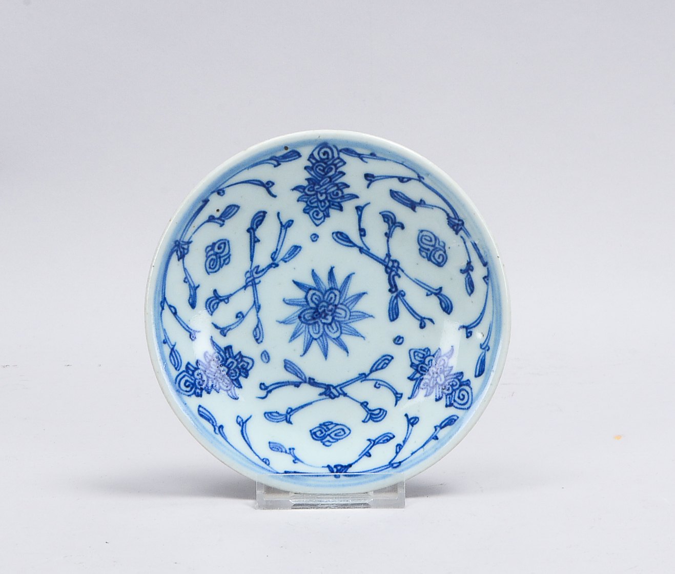 Kleiner Porzellanteller (China), mit floralem Dekor in Blau, im Boden mit blauer Unterglasurmarke; D