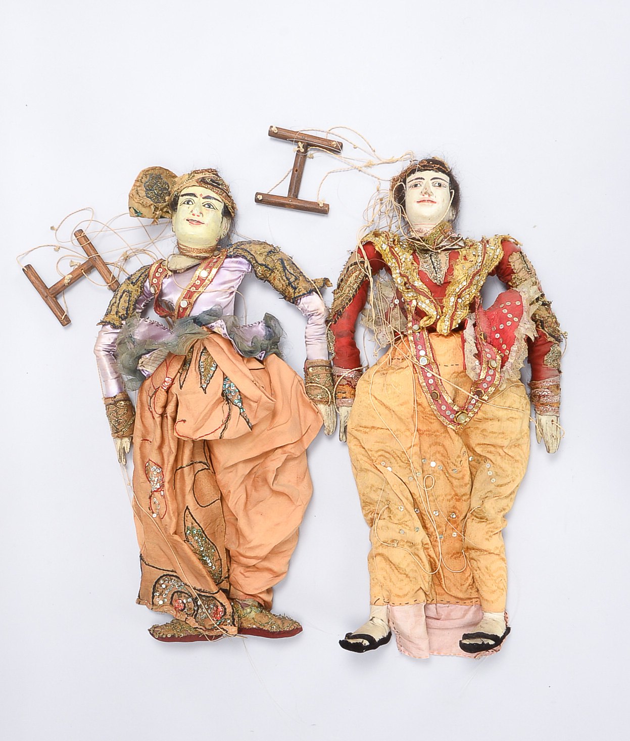 Paar Marionettenfiguren (wohl Burma), Holz geschnitzt/bemalt, Figuren mit beweglichen Hand- und Knie