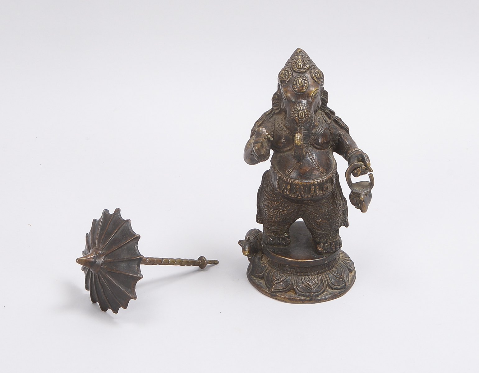 Bronzeskulptur (Indien), 'Ganesha' (mit Schirm und Gefäß dargestellt), reliefiert; Höhe/mit Schirm: