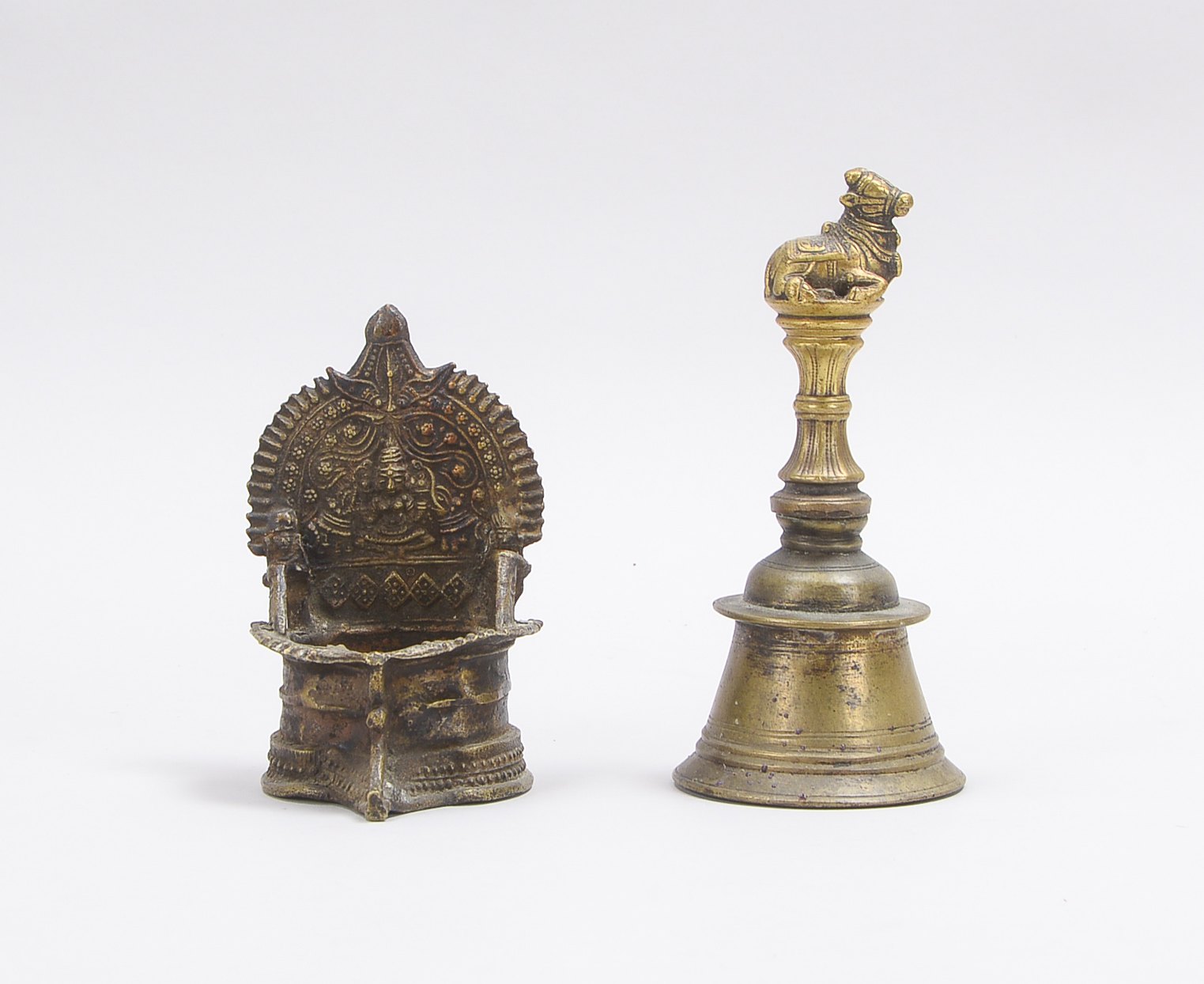 2 Sammler-Ritualgegenstände (Indien), Bronze, verschiedene Ausführungen und Funktionen: 1 Tempelgloc