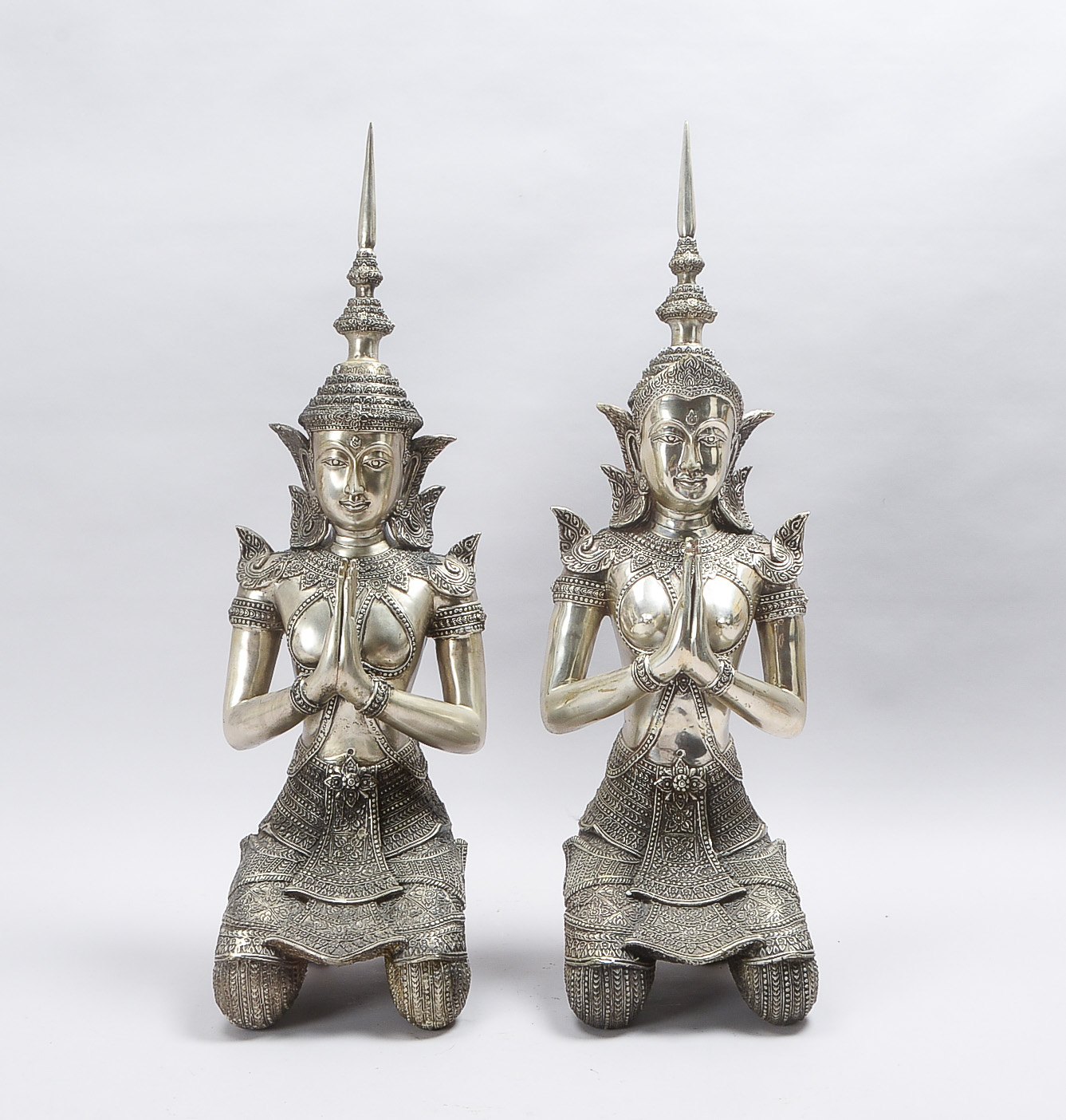 Paar Messingstatuen (Thailand), versilbert, 'Thepphanom'-Wächterpaar, jeweils in kniender Anjali Mud