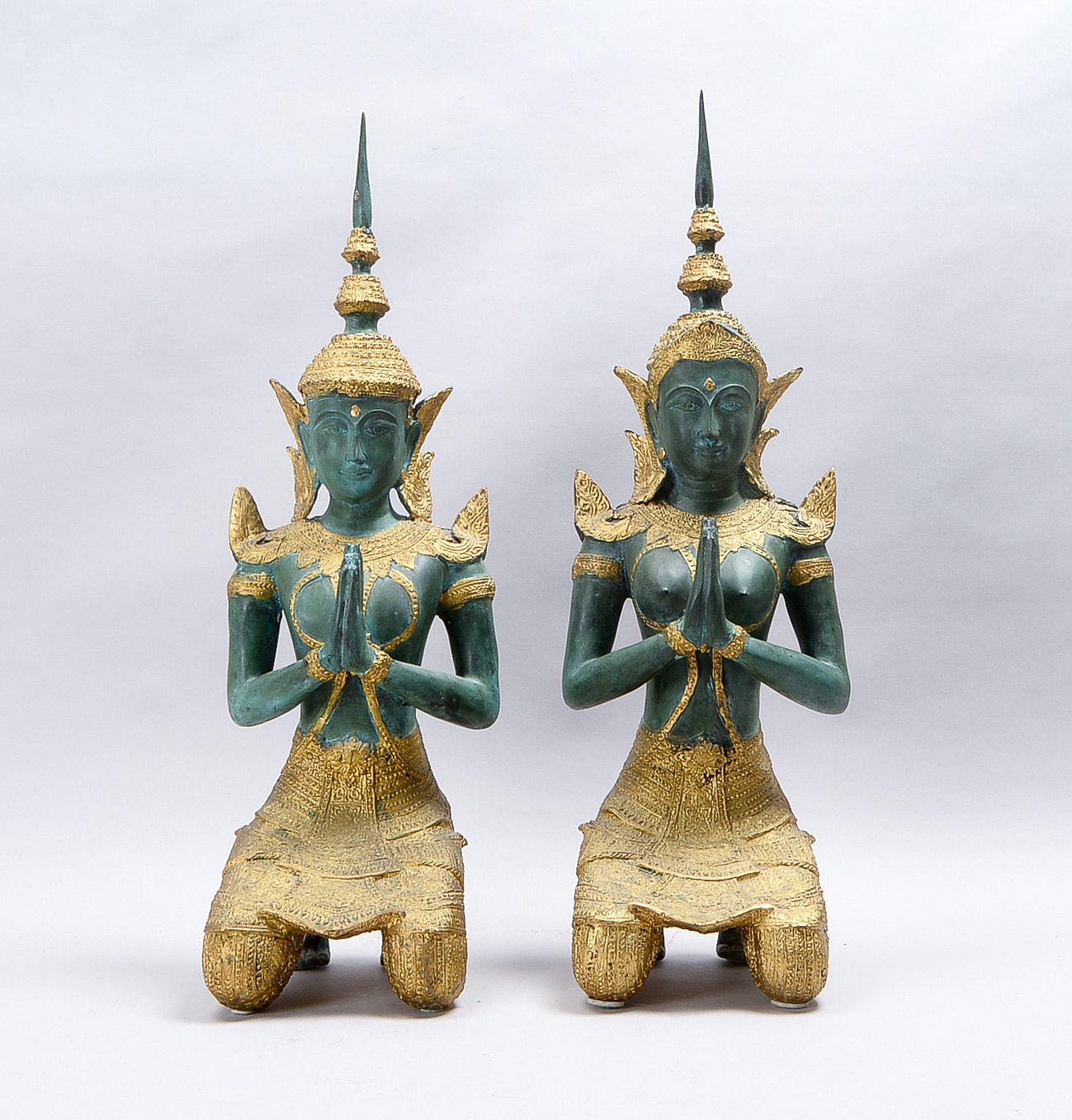 Paar Messingstatuen (Thailand), 'Thepphanom'-Wächterpaar, jeweils in kniender Anjali Mudra-Gebetshal