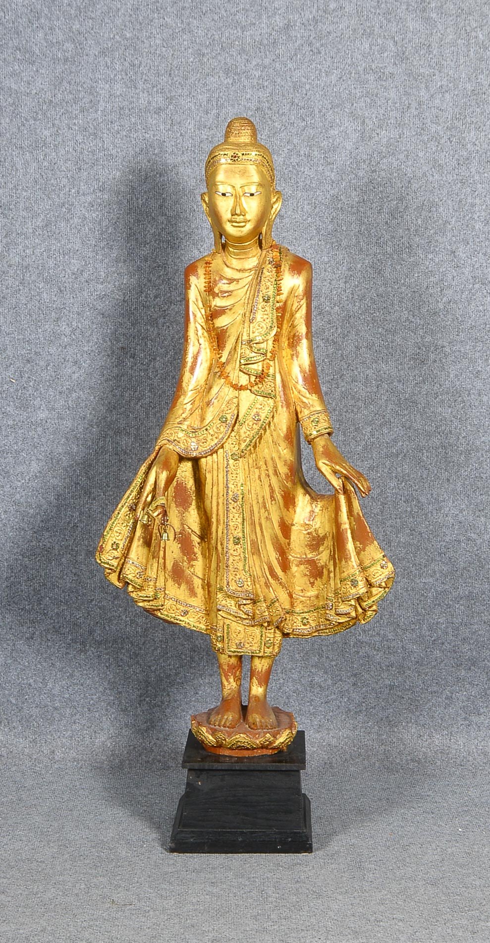 Buddha-Skulptur, im Mandalay-Stil, Holz/golfarbig gefasst, partiell mit mit Glassteinen verziert, sc