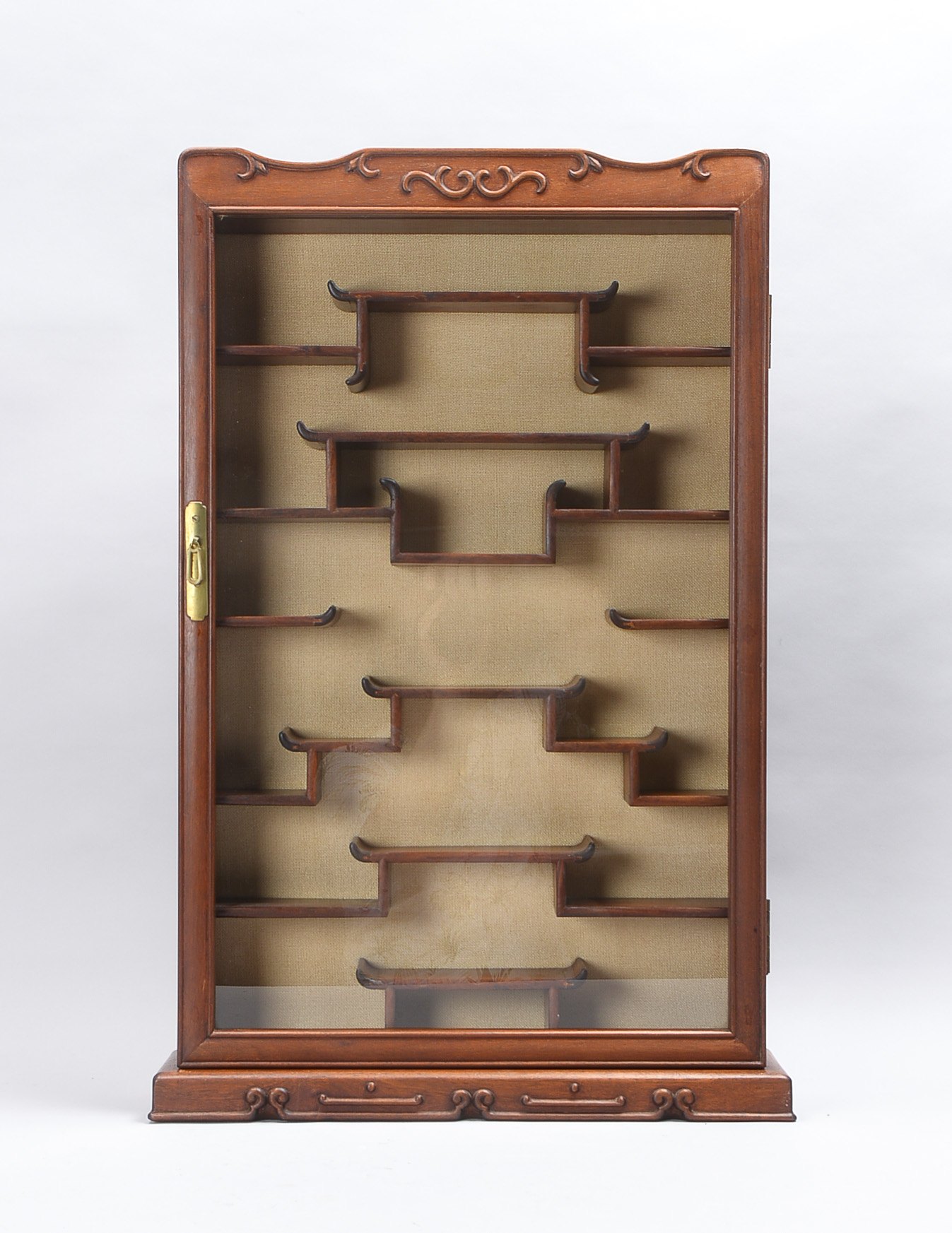 Wandvitrine (Asien), Holz verglast; Höhe 83,5 cm, Breite 55 cm, Tiefe 12 cm