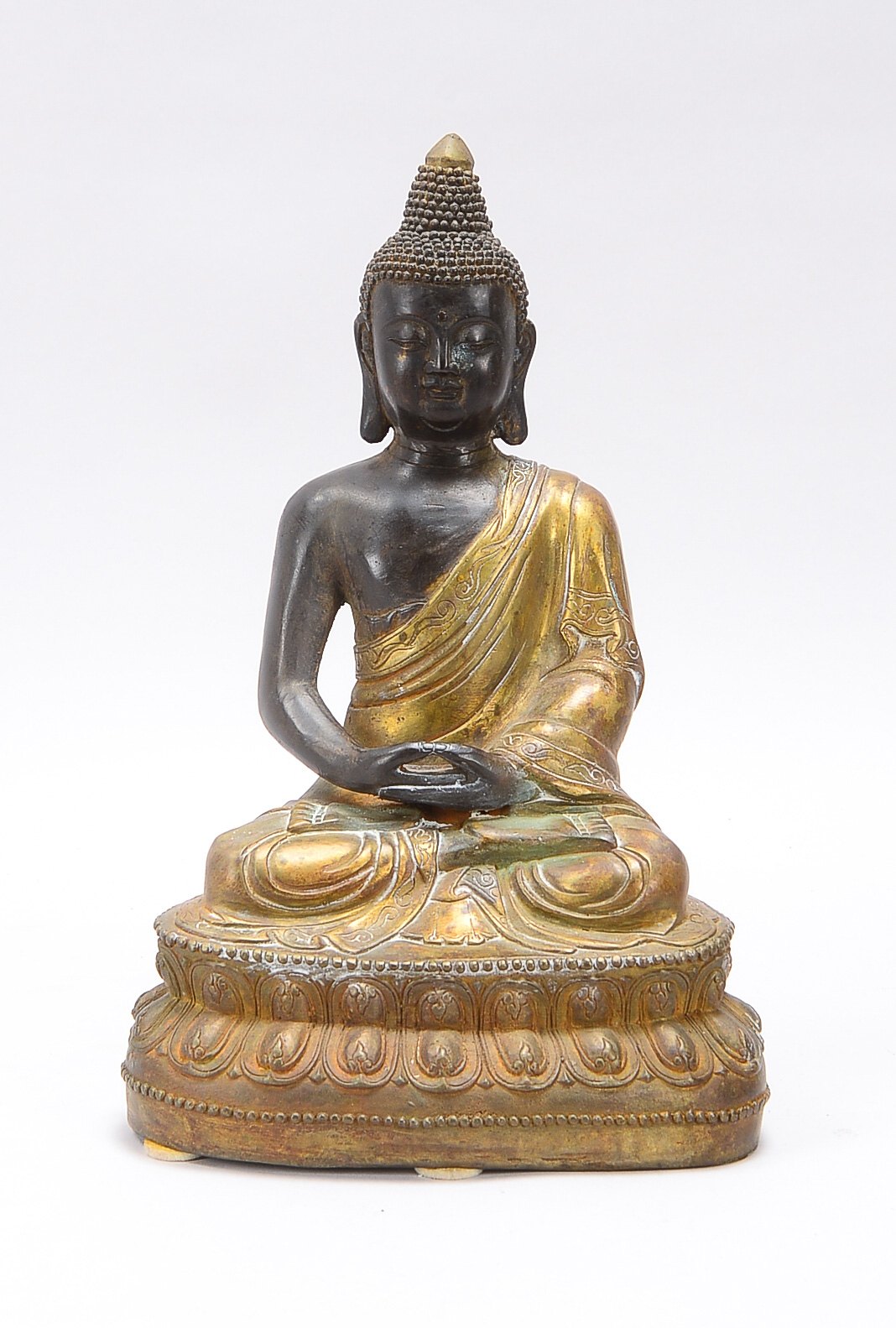Shakyamuni Buddha, 'der Erwachte', Tibet/Nepal, Bronze, zum Teil dunkel patiniert, der Buddha sitzt
