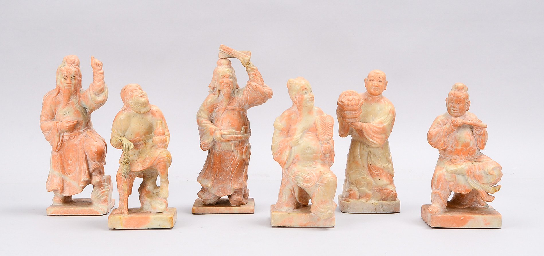6 chinesische Specksteinfiguren, Bauern, Mönche, Gelehrte; Höhe 20 bis 26,6 cm (1 Figur restauriert)