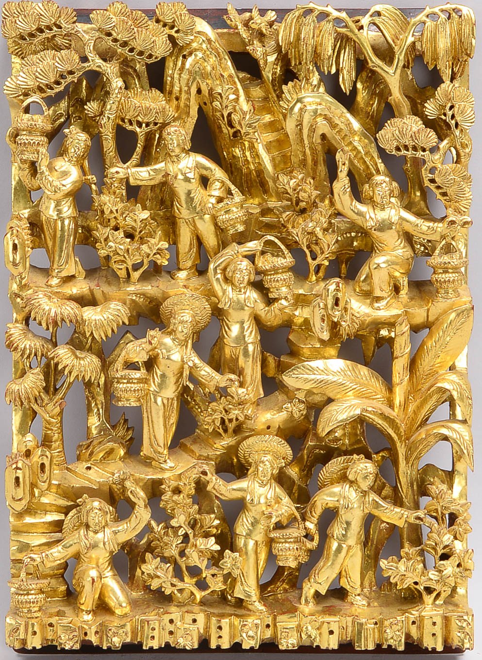Holzschnitzerei, China, feine Relief-Durchbrucharbeit, Personendarstellung in Landschaft, vergoldet;