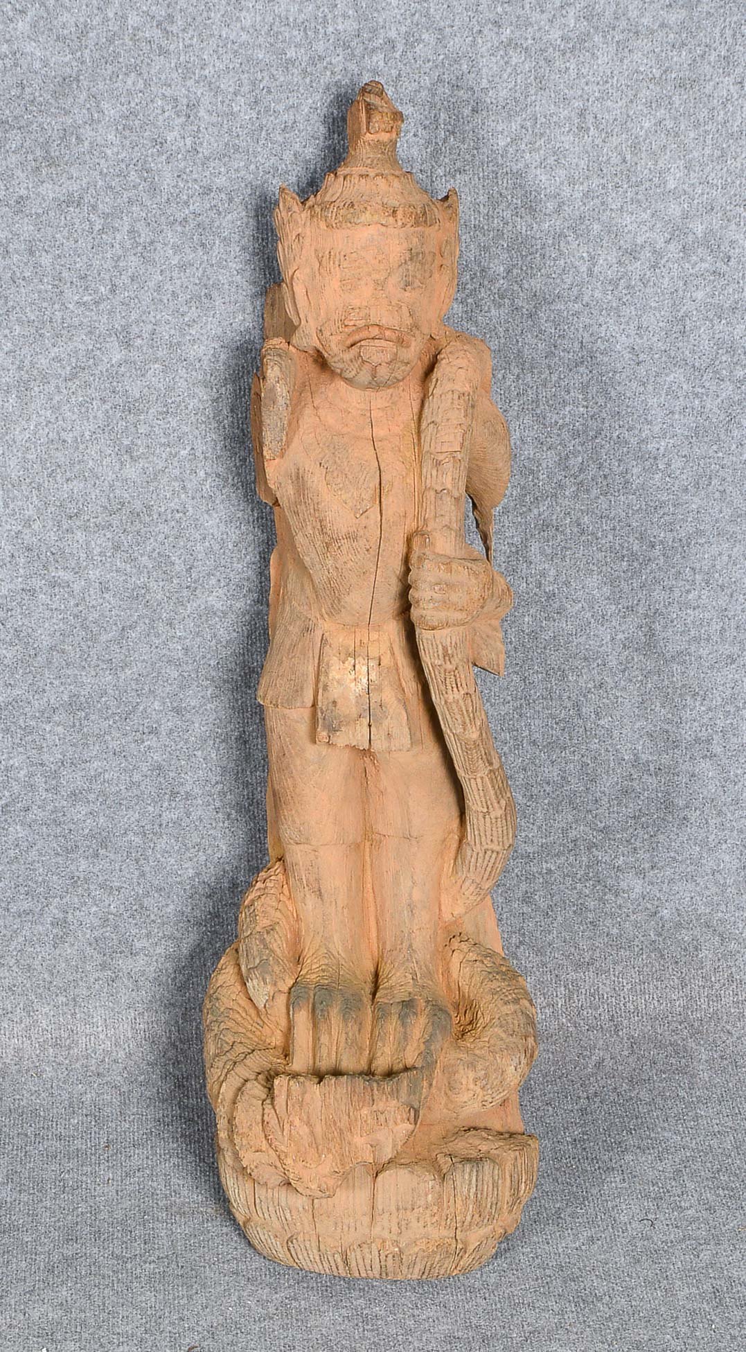 Große Tempelfigur, Thailand, Tempelwächter mit Schlange, aus Holzstamm geschnitzt; Höhe 89 cm
