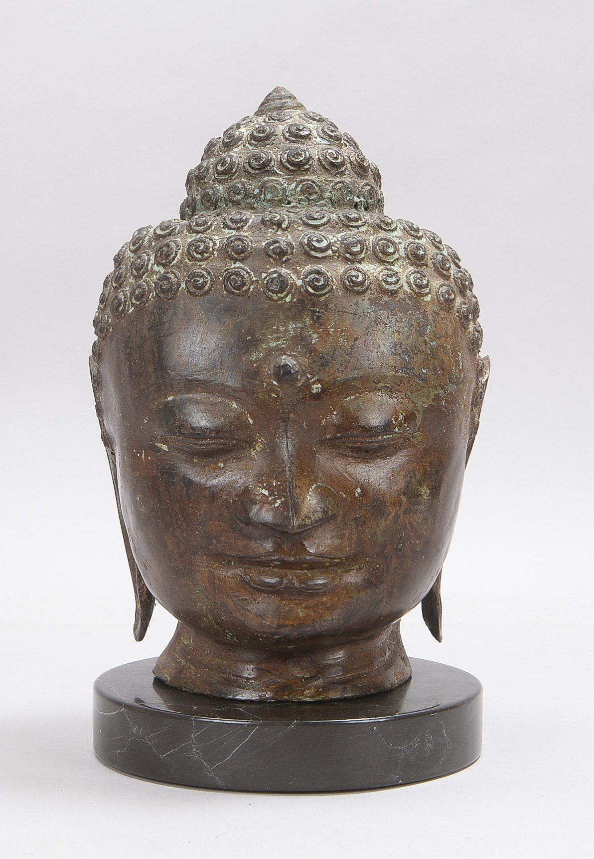 Buddhakopf, Bronze, alt, im Sukhotai-Stil, mit rundem Marmorsockel; Höhe 32 cm, Durchmesser Ø 20,5 c
