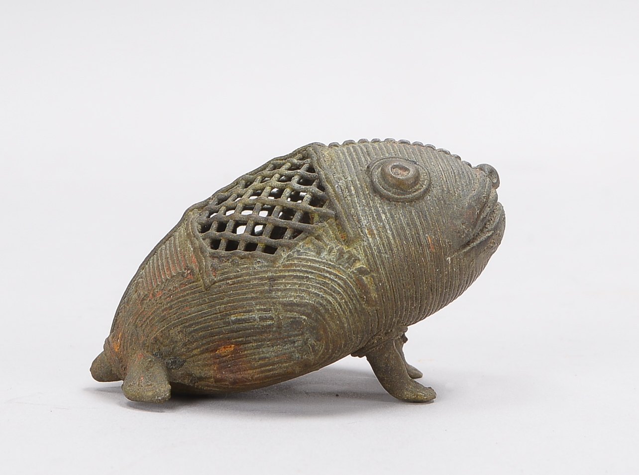 Antike Kleinbronze, Dhokra-Figur, Indien, Figur in Form eines Frosches oder Meeresbewohners; Breite