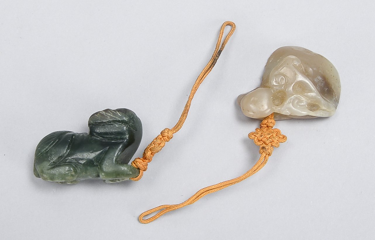2 Jade-Schnitzereien: Fu-Hund und Symbol; Länge 4 cm