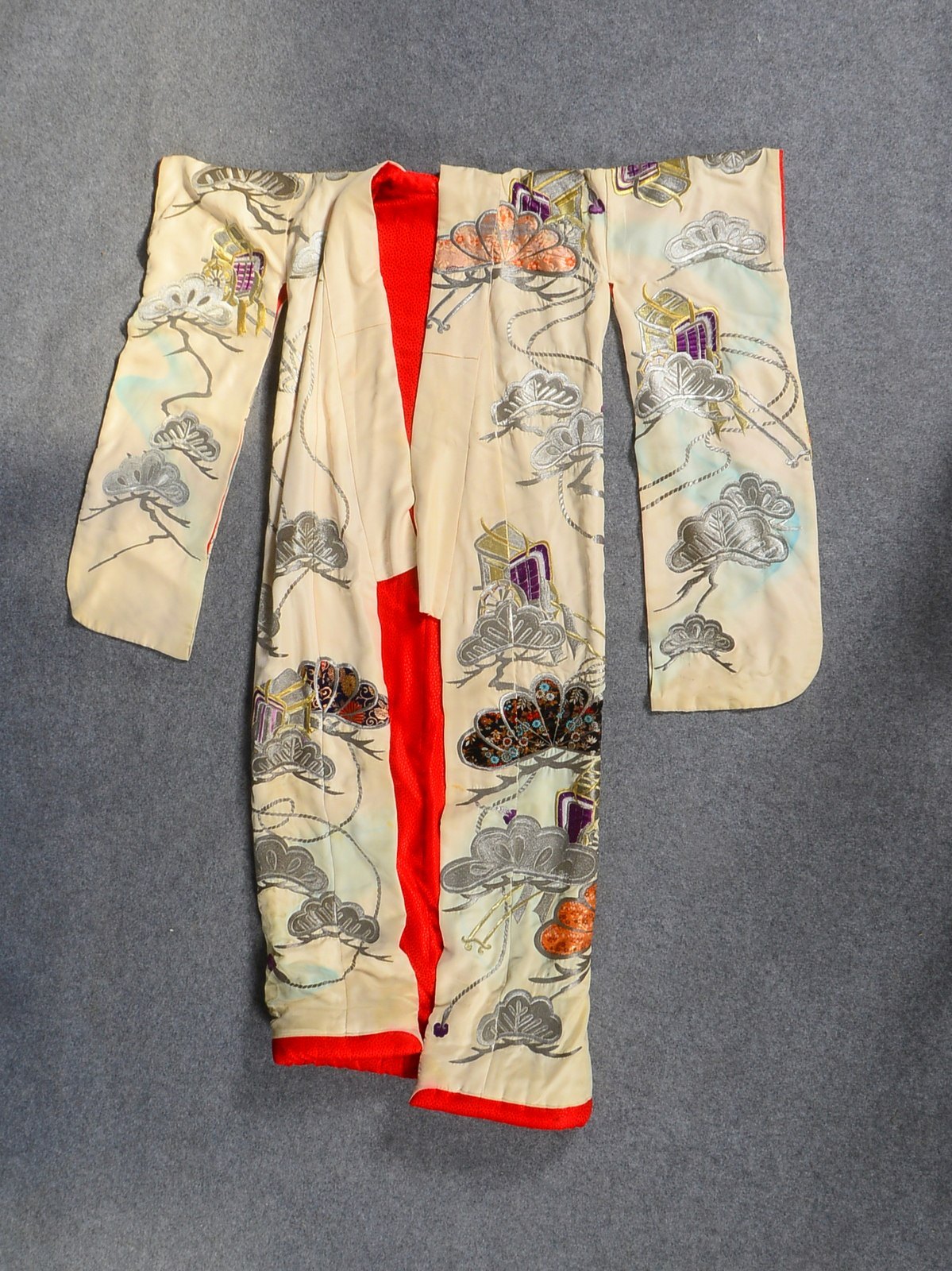 Uchikake/Hochzeitskimomo (Japan), Gewand mit zeremoniellen Motiven ('Gosho Guruma' - königlicher Wag
