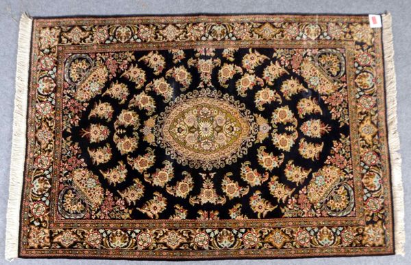 Ghom-Orientteppich, Seide auf Seide, zentrales Medaillon in Blau mit Blütenstrauß-Motiven, mit Ösen