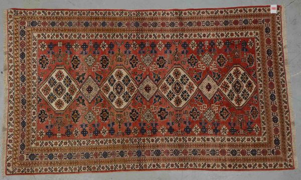 Schirwan-Orientbrücke, älter, ringsum komplett, Flor in gutem Zustand; Maße 226 x 138 cm