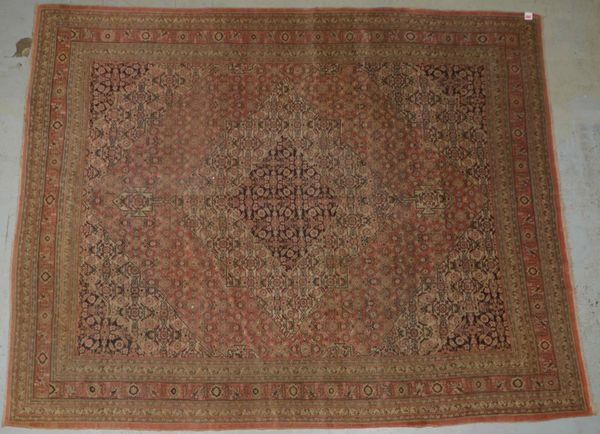 Täbriz, antik, ringsum komplett, Flor gleichmäßig dünn - in altersgemäßem Zustand; Maße 344 x 278 cm