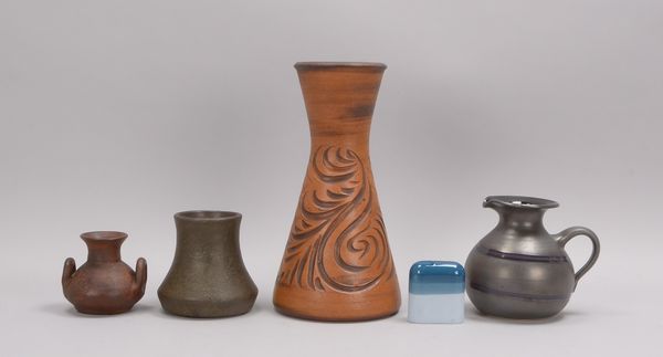 Konvolut Künstlerkeramiken (teils mit Bodenmarke - ungedeutet!), verschiedene Teile und Ausführungen