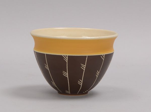 Künstler-Keramikvase, Bechervase, heller Scherben mit Glasur in Beige, Wandung polychromiert