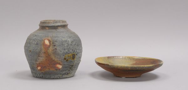 2 Künstlerkeramiken (mit Künstlersignet/mit Werkstattzeichen - jeweils ungedeutet!): Vase und Schale