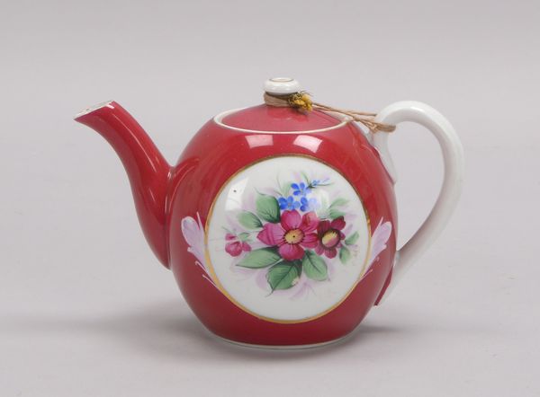 Gardner/Russland, Porzellan-Teekanne, bordeauxroter Fond, mit Blumendekor; Höhe 10 cm