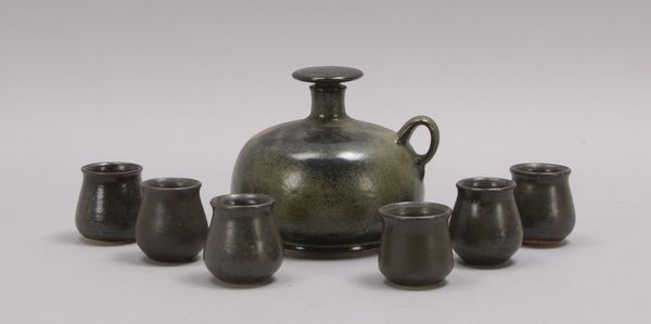 Traditionelles Schnapsset, Keramik, 7-teilig: Karaffe, Höhe 11 cm, mit 6-teiligem Satz Schnapsbecher