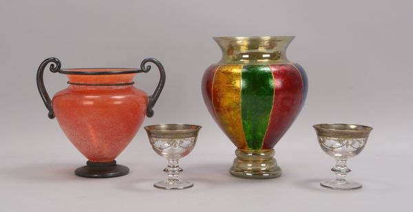 Tischglas-Konvolut, verschiedene Teile und Ausführungen, 4 Stück: 2 Vasen, und 2x Konfektschalen(?)