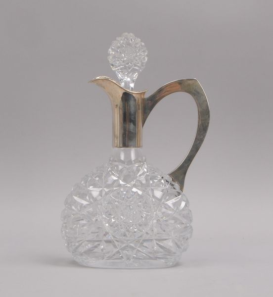 Karaffe, Kristallglas mit 800 Silber-Montierung; Glas mit reichem Schliffdekor; Höhe 31 cm
