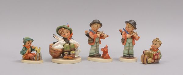 Hummel, kleines Keramikfiguren-Konvolut, verschiedene Ausführungen, jeweils polychromiert