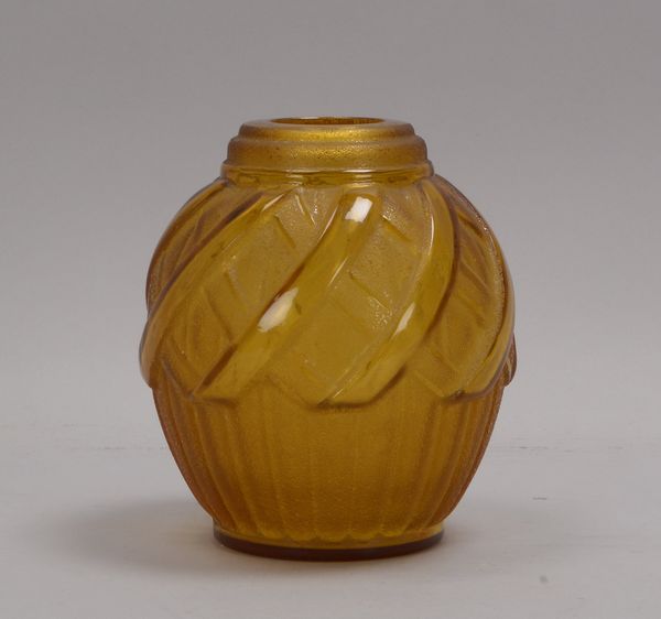 Vercais/Frankreich, Designer-Glasvase, bernsteinfarben, signiert; Höhe 18 cm